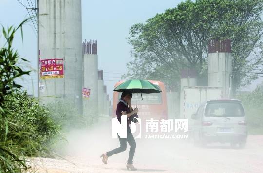 <p>    昨日，清平高速二期觀瀾接駁段橋墩下路面坑洼泥濘，灰塵滿天飛。 南都記者 徐文閣 攝</p>