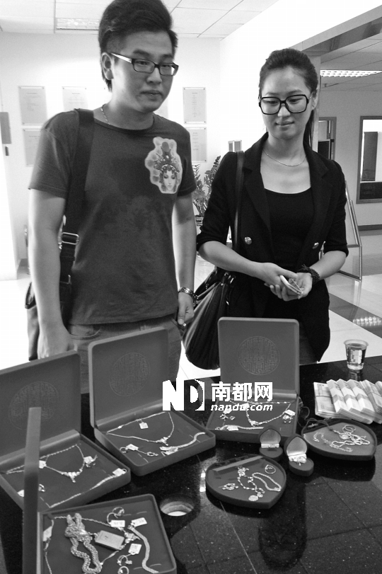 <p>    失主陳小姐在出租車公司領(lǐng)回遺失的現(xiàn)金和黃金首飾。 南都記者 陳文才 攝</p>