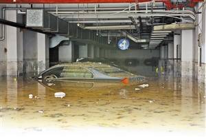 暴雨致多個(gè)小區(qū)車(chē)庫(kù)被淹 奔馳和皇冠都沒(méi)了
