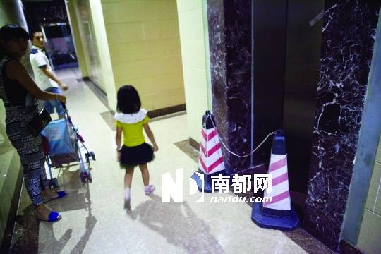 <p>    福永尚園小區(qū)內(nèi)，因?yàn)榘l(fā)生事故，大廈的電梯已經(jīng)暫停使用，居民只能爬樓梯上落。</p>