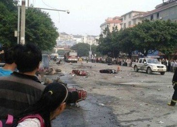 桂林一學(xué)校大門附近發(fā)生爆炸 疑已有1人死亡