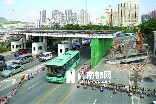 <p>    昨日上午，梅林檢查站進關(guān)方向，進入公交站場的邊防崗?fù)ら_始拆除。為期40天的梅林關(guān)關(guān)口交通設(shè)施近期改善工程正式實施。 南都記者 趙炎雄 攝</p>