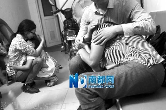 <p>    昨日，遇害男童（左圖）的家人難掩悲傷哭作一團(tuán)。 南都記者 王子榮 攝</p>