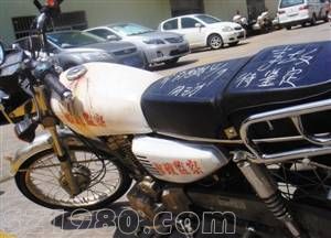 疑市政監(jiān)察車撞人后逃逸