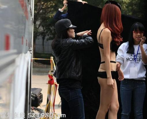溫雅片場當(dāng)眾半裸換衣 揭女主播的 豪放 時刻