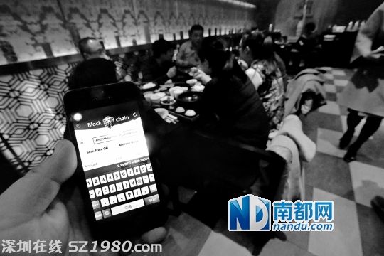 <p>    3日，北京一家餐館悄然開啟比特幣支付。吃一頓650元的飯，僅需支付0 .13個比特幣。圖為餐廳人員展示比特幣支付流程。C FP供圖</p>