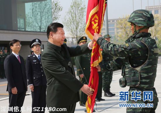 4月9日，中共中央總書記、國家主席、中央軍委主席習(xí)近平視察中國人民武裝警察部隊(duì)特種警察學(xué)院并為 獵鷹突擊隊(duì) 授旗。這是習(xí)近平將隊(duì)旗鄭重授予 獵鷹突擊隊(duì) 大隊(duì)長。新華社記者 李剛 攝