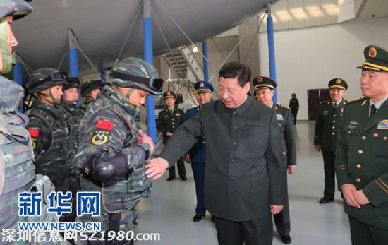  4月9日，中共中央總書記、國家主席、中央軍委主席習(xí)近平視察中國人民武裝警察部隊(duì)特種警察學(xué)院并為 獵鷹突擊隊(duì) 授旗。這是習(xí)近平同特戰(zhàn)隊(duì)員親切交談，詳細(xì)詢問他們的教學(xué)訓(xùn)練和生活情況。新華社記者 李剛 攝
