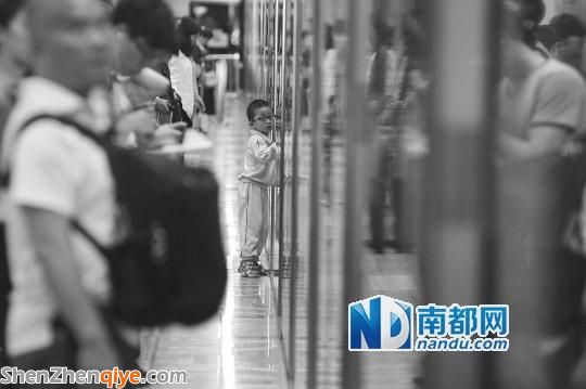 <a href=http://www.32tj.com/shenzhen/ target=_blank class=infotextkey>深圳</a>地鐵乘客移動電源爆炸 發(fā)生恐慌踩踏