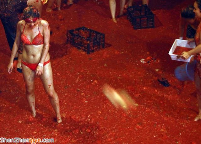 北京首屆 西紅柿大戰(zhàn) 年輕男女穿比基尼參戰(zhàn)
