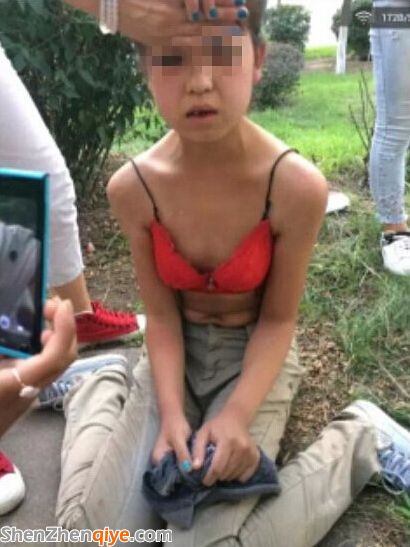 西安一初中女生被扒光上衣下跪疑遭群毆(圖)