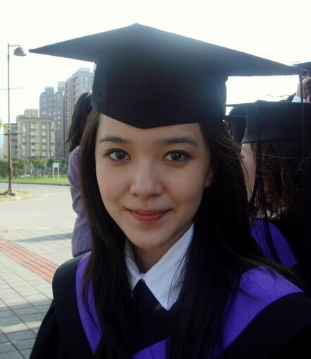 郭采潔大學(xué)畢業(yè)照曝光：長發(fā)披肩小清新vs短發(fā)霸氣女王范兒