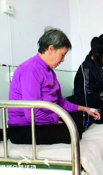 高玉倫母親在醫(yī)院里，下午她將出院回家