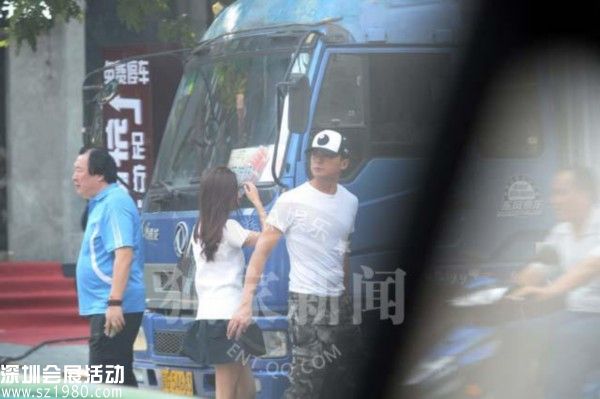 隨后二人索性一路手牽著手來到了停車場。女士長發(fā)飄飄、清純可愛，與湯女神完全不是一個 款 的，單從長相來說，大眼睛、高鼻梁，倒是與熊黛林有幾分相像。