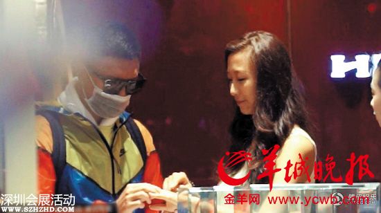 　　挑試婚戒被曝光