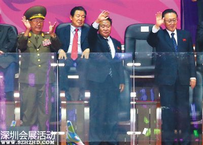 4日晚，韓國仁川，朝鮮軍政高官黃炳誓、崔龍海、金養(yǎng)健前排由左至右出席仁川亞運會閉幕式。