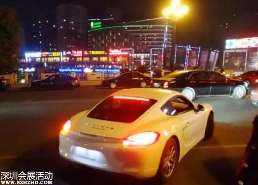 富二代開(kāi)保時(shí)捷擺地?cái)偙怀枪苻Z走：賺點(diǎn)油錢(qián)