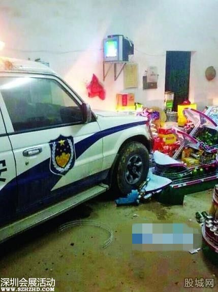 警車撞進小賣部