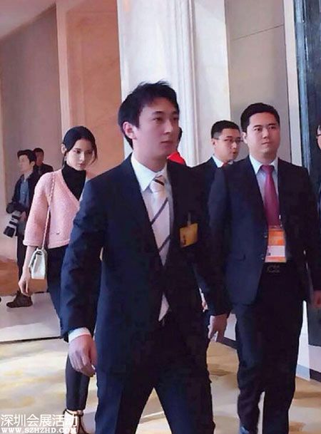 王思聰身后的妙齡女子自稱王思聰女友