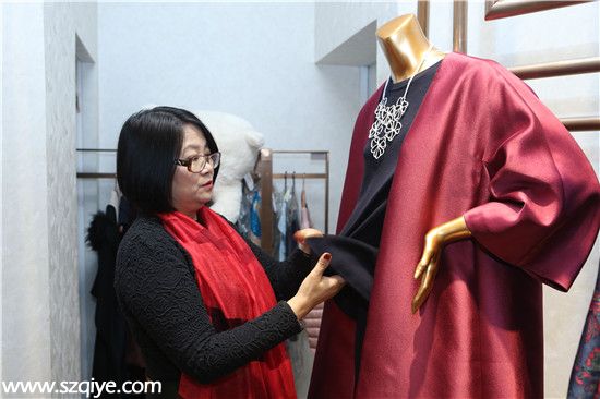 APEC服裝設(shè)計(jì)師與 月亮女神 共同塑造第一夫人氣質(zhì)