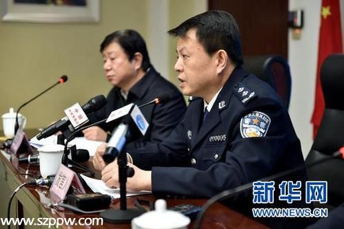 太原市公安局長(zhǎng)汪凡（右）在 12·13 案件新聞發(fā)布會(huì)上（1月2日攝）。 新華社記者 詹彥 攝