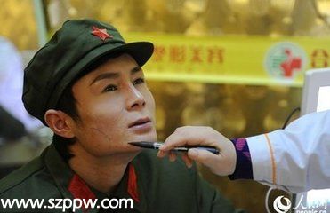 男子整容成雷鋒被疑炒作 張藝冬是誰微博背景(圖)