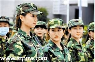 <a href=http://www.sz1980.com/shenzhen/ target=_blank class=infotextkey><a href=http://www.32tj.com/shenzhen/ target=_blank class=infotextkey>深圳</a></a>大學(xué)首次冬季軍訓(xùn)開營(yíng)