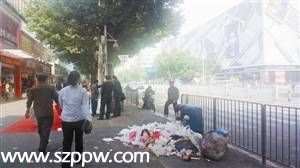 市政路垃圾成堆沒(méi)人掃 環(huán)衛(wèi)工或憂被辭退