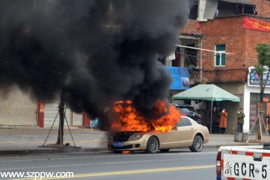 義烏四百萬(wàn)豪車(chē)自燃10分鐘燒成空殼
