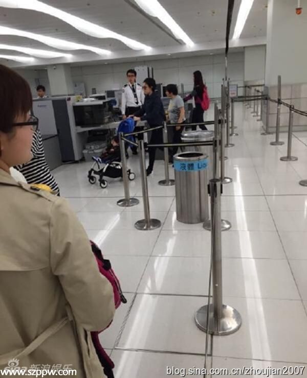 鄧超孫儷一家四口現(xiàn)身機場 倆個娃肉嘟嘟呆萌