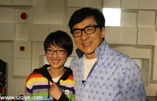 成龍曬出自己與小粉絲的合影