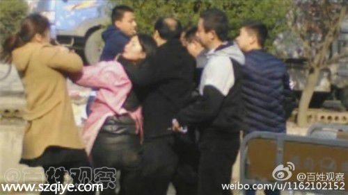 3月27日，有市民在洛陽李樓鎮(zhèn)拍到：一對(duì)姐妹在街邊擺攤與城管人員發(fā)生了爭執(zhí)。隨后，一名城管沖擺攤女子一腳飛踹，又將其拖拽到綠化帶毆打，被壓住雙腳的妹妹看姐姐挨打想要施救，卻被城管鎖喉數(shù)分鐘之久。來源：河南電視臺(tái)公共頻道《百姓觀察》官方微博
