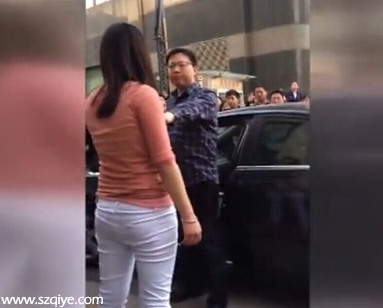 女子當(dāng)街狂砸車玻璃扇出軌男子耳光 女子全程無臟話【視頻】