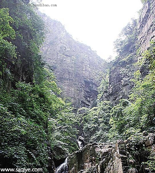 廣東乳源大峽谷發(fā)生山石滑落 <a href=http://www.sz1980.com/shenzhen/ _fcksavedurl=http://www.sz1980.com/shenzhen/ target=_blank class=infotextkey><a href=http://www.32tj.com/shenzhen/ target=_blank class=infotextkey>深圳</a></a>驢友1死7傷