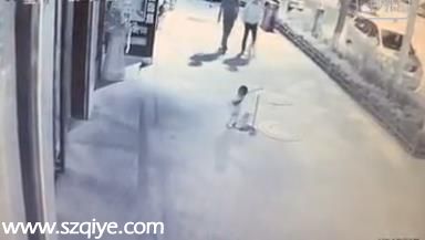 網(wǎng)曝視頻：一男子毆打2歲男孩 路人漠視 