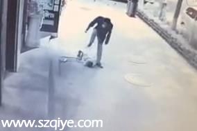 網(wǎng)曝視頻：一男子毆打2歲男孩 路人漠視 