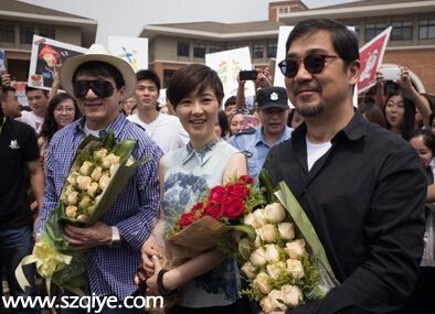 成龍乘私人飛機(jī)赴任院長(zhǎng) 張國(guó)立同行任客座教授
