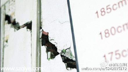 松崗派出所樓房開裂 疑因相鄰地鐵工地施工