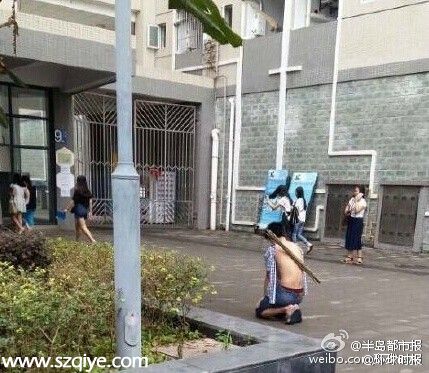 重慶一男生在女生宿舍門口下跪負荊請罪求原諒（圖）