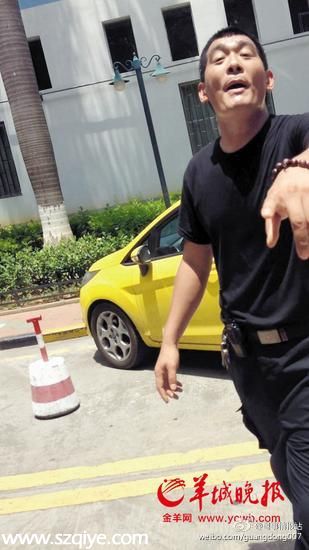記者采訪<a href=http://www.sz1980.com/shenzhen/ target=_blank class=infotextkey><a href=http://www.32tj.com/shenzhen/ target=_blank class=infotextkey>深圳</a></a>市人民醫(yī)院遭毆打 保安怒吼:砍死你