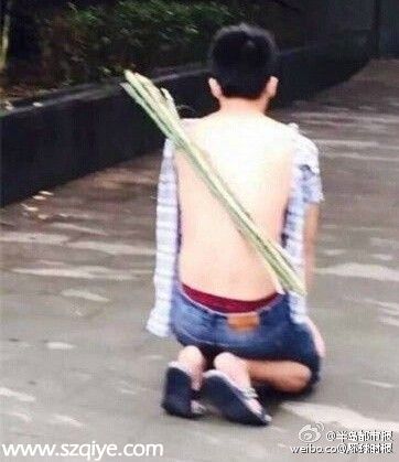 重慶一男生在女生宿舍門口下跪負荊請罪求原諒（圖）