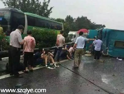由<a href=http://www.32tj.com/shenzhen/ target=_blank class=infotextkey>深圳</a>開往汕頭的大巴側(cè)翻 3死7重傷