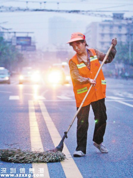 深圳(www.32tj.com)擬提高環(huán)衛(wèi)工清掃單價(jià) 每天補(bǔ)貼擬不低于10元