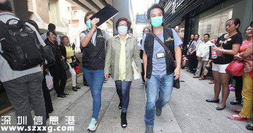 珠寶店女負責人被海關(guān)拘捕。圖自香港《明報》網(wǎng)站