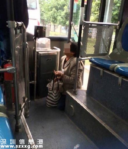 老人上車遭拒下跪嚇呆司機(jī) 老人帶活雞人生地不熟無助可憐