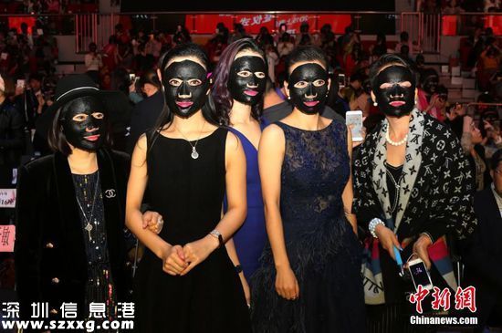 2015年11月23日，上海舉辦千人敷面膜活動,現(xiàn)場參與活動的男女賓客都涂上了黑色的面膜，最終在經過官方確認下獲吉尼斯世界紀錄證書。