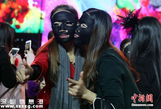 2015年11月23日，上海舉辦千人敷面膜活動,現(xiàn)場參與活動的男女賓客都涂上了黑色的面膜，最終在經過官方確認下獲吉尼斯世界紀錄證書。