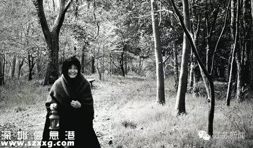 55歲阿姨個性自拍照走紅 把每張照片都編成故事