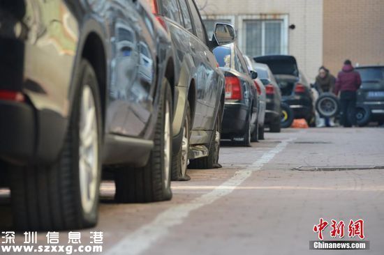 12月18日，遼寧省沈陽市于洪區(qū)紅田翠園內(nèi)，兩百來輛私家車在園區(qū)內(nèi)的車位內(nèi)被扎了輪胎，受害車主們表示，此次案值在幾十萬元。讓車主鬧心的不僅是扎車人沒找到，向物業(yè)索賠也沒有結(jié)果。目前警方已介入調(diào)查。