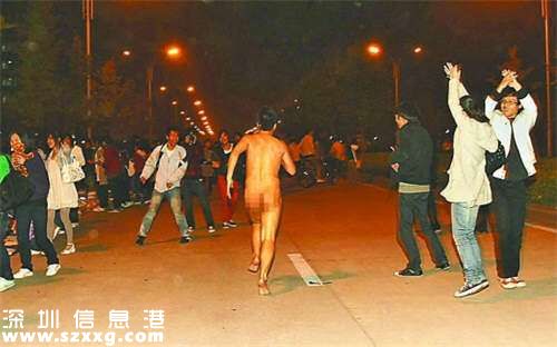 男子為轉(zhuǎn)運(yùn)裸奔800米 裸奔奇葩理由大盤(pán)點(diǎn)